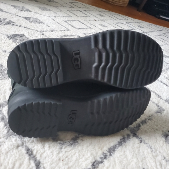 SOLD***UGG tulane black boot with sherpa linning - Picture 5 of 7